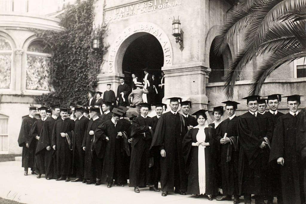 1915年 -  Commencement-CeremoniesWeb